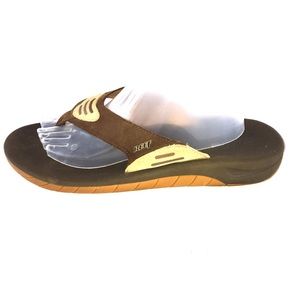 Men’s reef flip flops in brown. Size 11